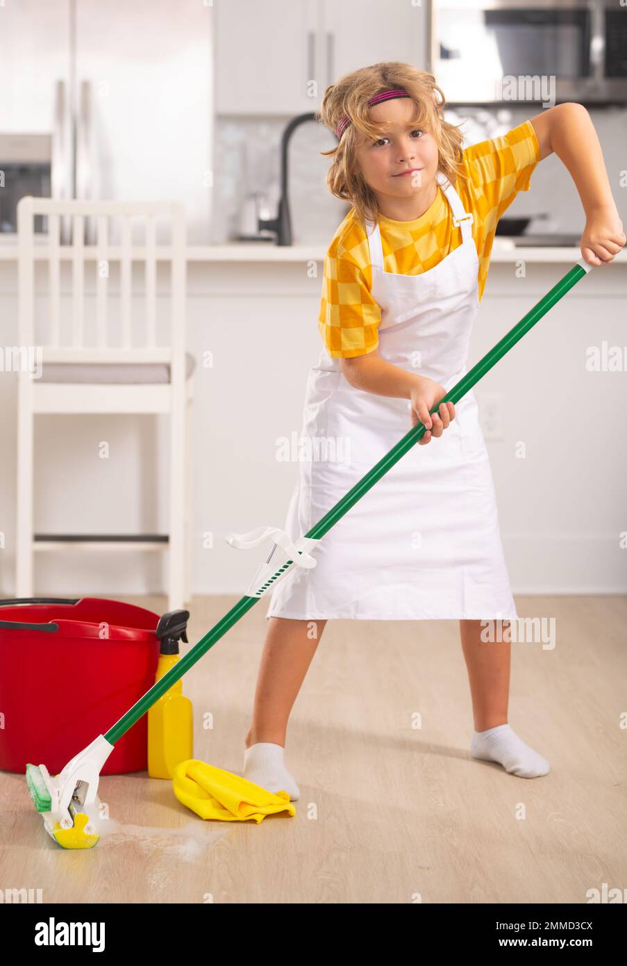 Kinder machen Hausarbeiten beim Bodenputzen. Kinder, die beim Putzen helfen, das Haus aufräumen. Housekeeping zu Hause. Süßer Junge, der beim Haushalt hilft Stockfoto