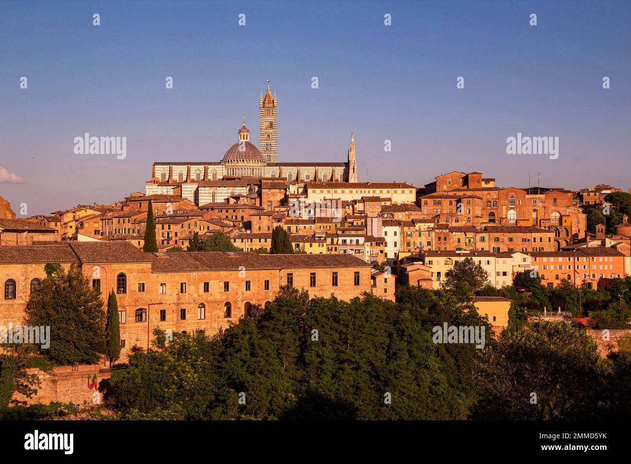 Siena, Italien 02. Juni 2022 Stadtbild mit Kathedrale von Siena von einem berühmten Aussichtspunkt in der Nähe der Festung Medici Stockfoto