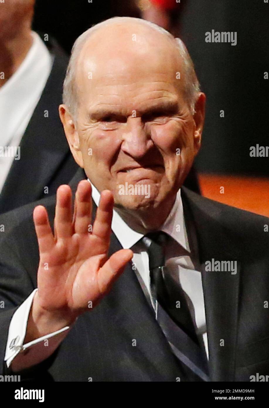 President Russell M. Nelson waves as he leaves the morning session of a twice-annual conference of The Church of Jesus Christ of Latter-day Saints Saturday, Oct. 6, 2018, in Salt Lake City. (AP Photo/Rick Bowmer) Stockfoto