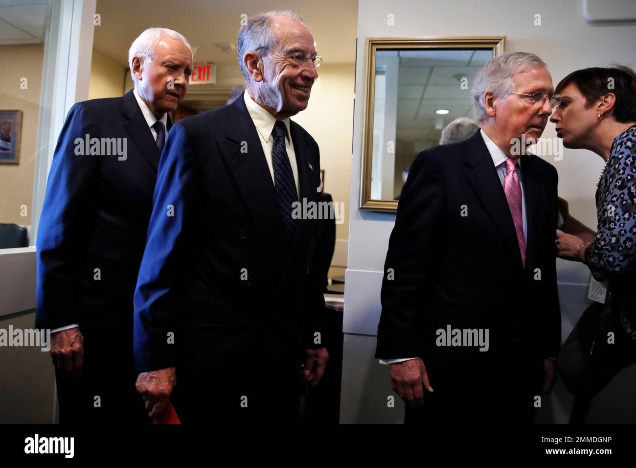 Sen. Orrin Hatch, R-Utah, left, and Senate Judiciary Committee Chairman Sen. Chuck Grassley, R-Iowa, arrive for a news conference as Senate Majority Leader Mitch McConnell of Ky., listens to a staffer before speaking about the FBI investigation of Supreme Court nominee Brett Kavanaugh, Thursday, Oct. 4, 2018, on Capitol Hill in Washington. (AP Photo/Jacquelyn Martin) Stockfoto
