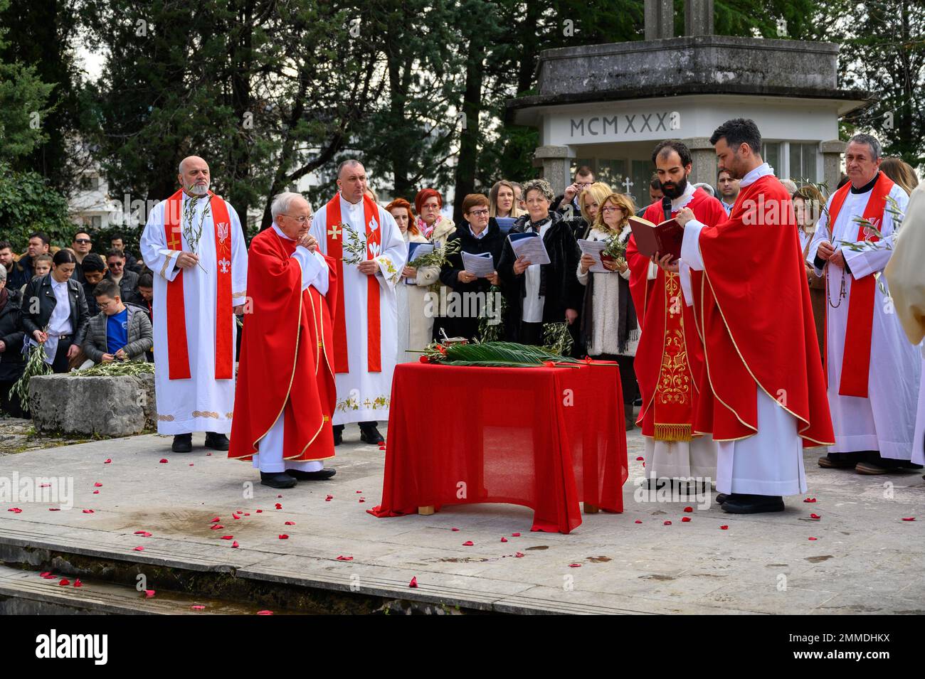 Segen der Palmen am Palmensonntag in Medjugorje, Bosnien und Herzegowina. Msgr. Aldo Cavalli, der apostolische Besucher von Medjugorje, ist ebenfalls anwesend. Stockfoto