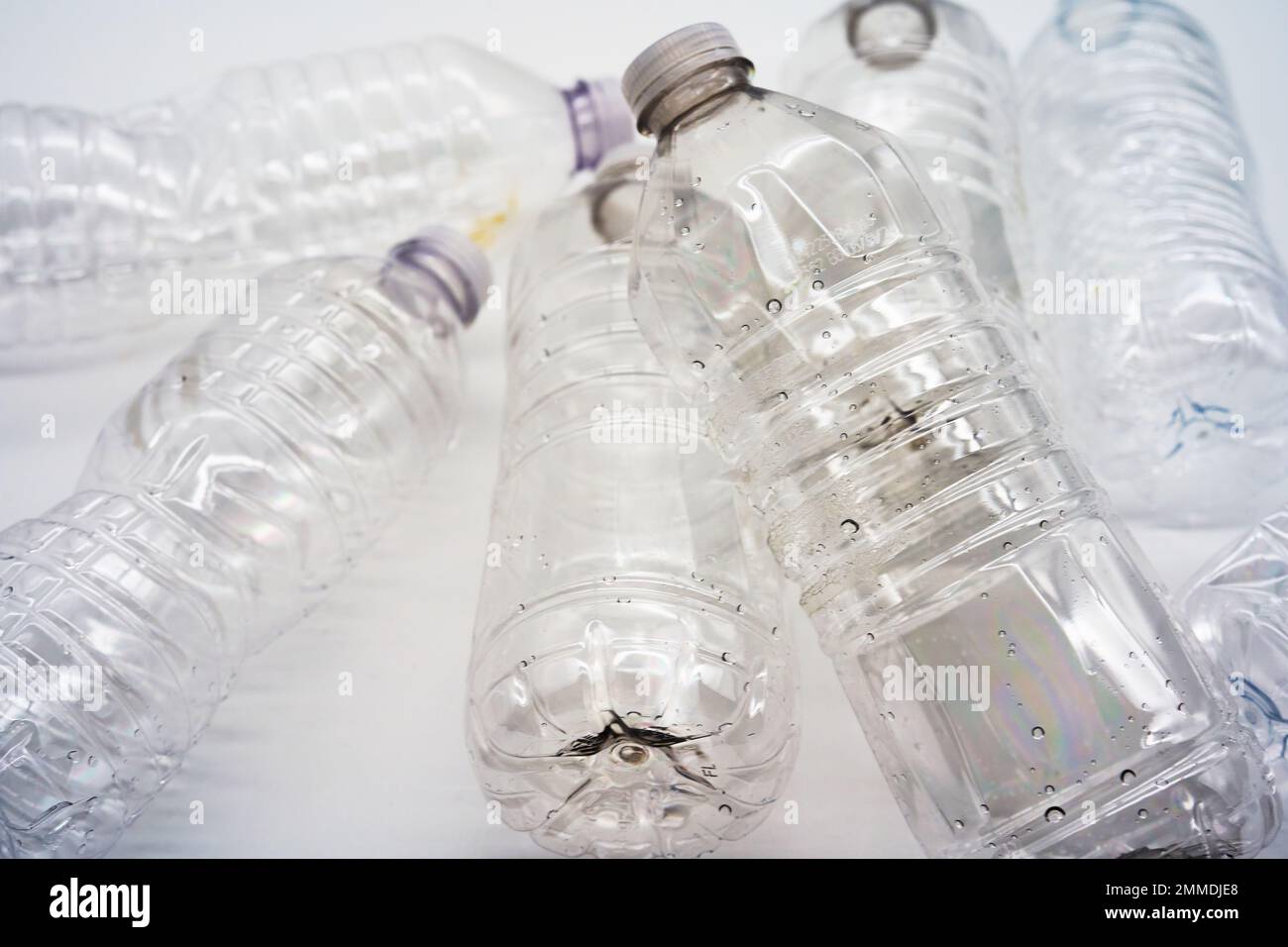 Leere Kunststoff-Wasserflaschen recyceln Material reduzieren Abfall auf weißem Hintergrund Stockfoto
