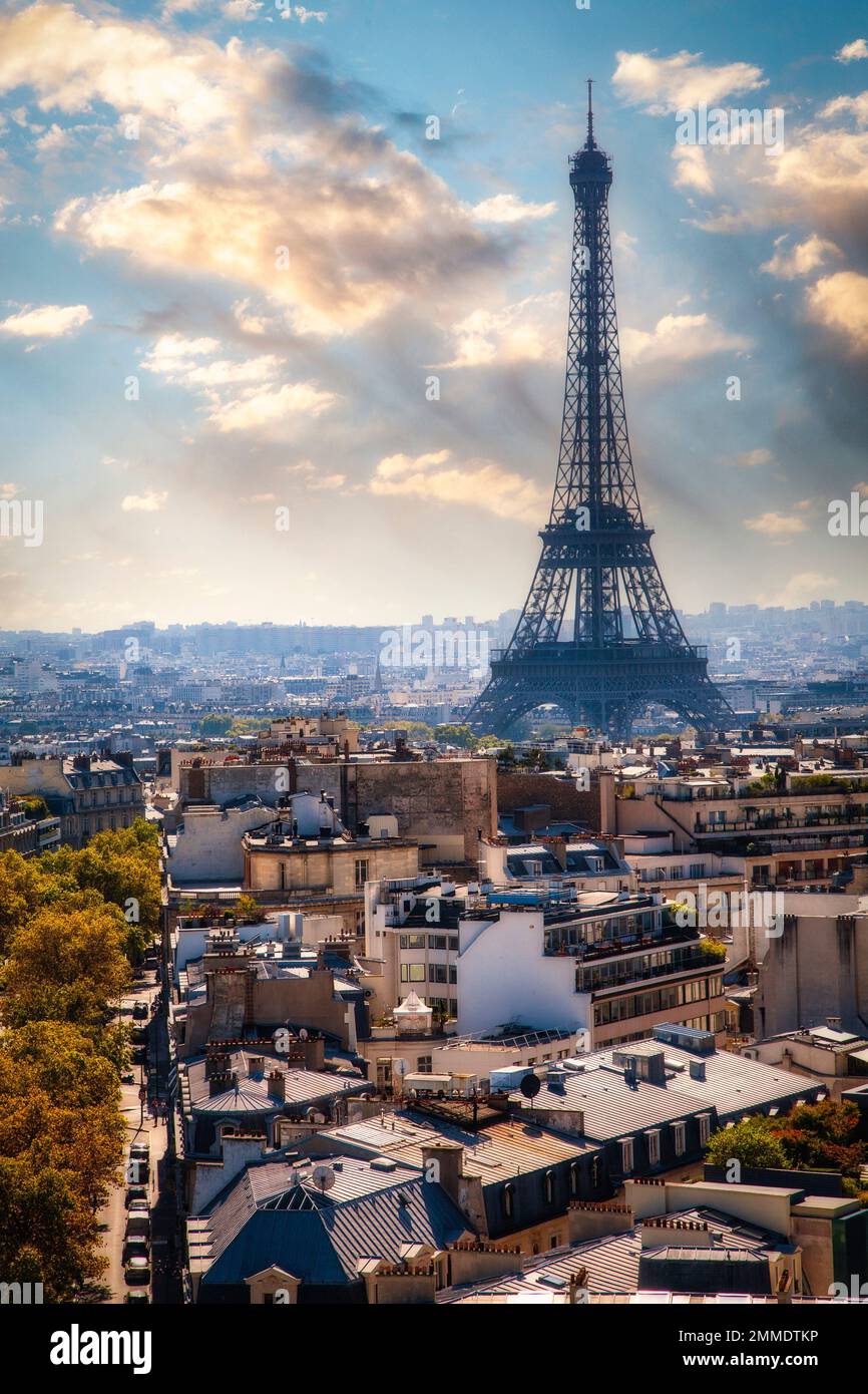 Der Eiffelturm dominiert die Skyline von Paris, Frankreich. Stockfoto