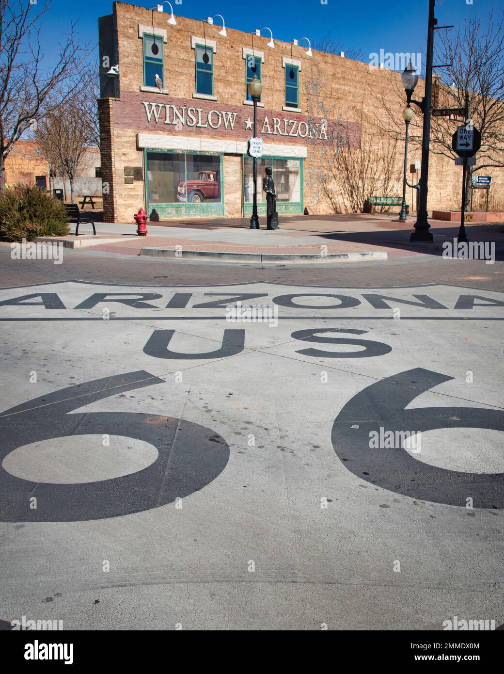 Eine Feier einer Ecke, die von der Musikgruppe Eagles in Winslow, Arizona, referenziert wird. Stockfoto