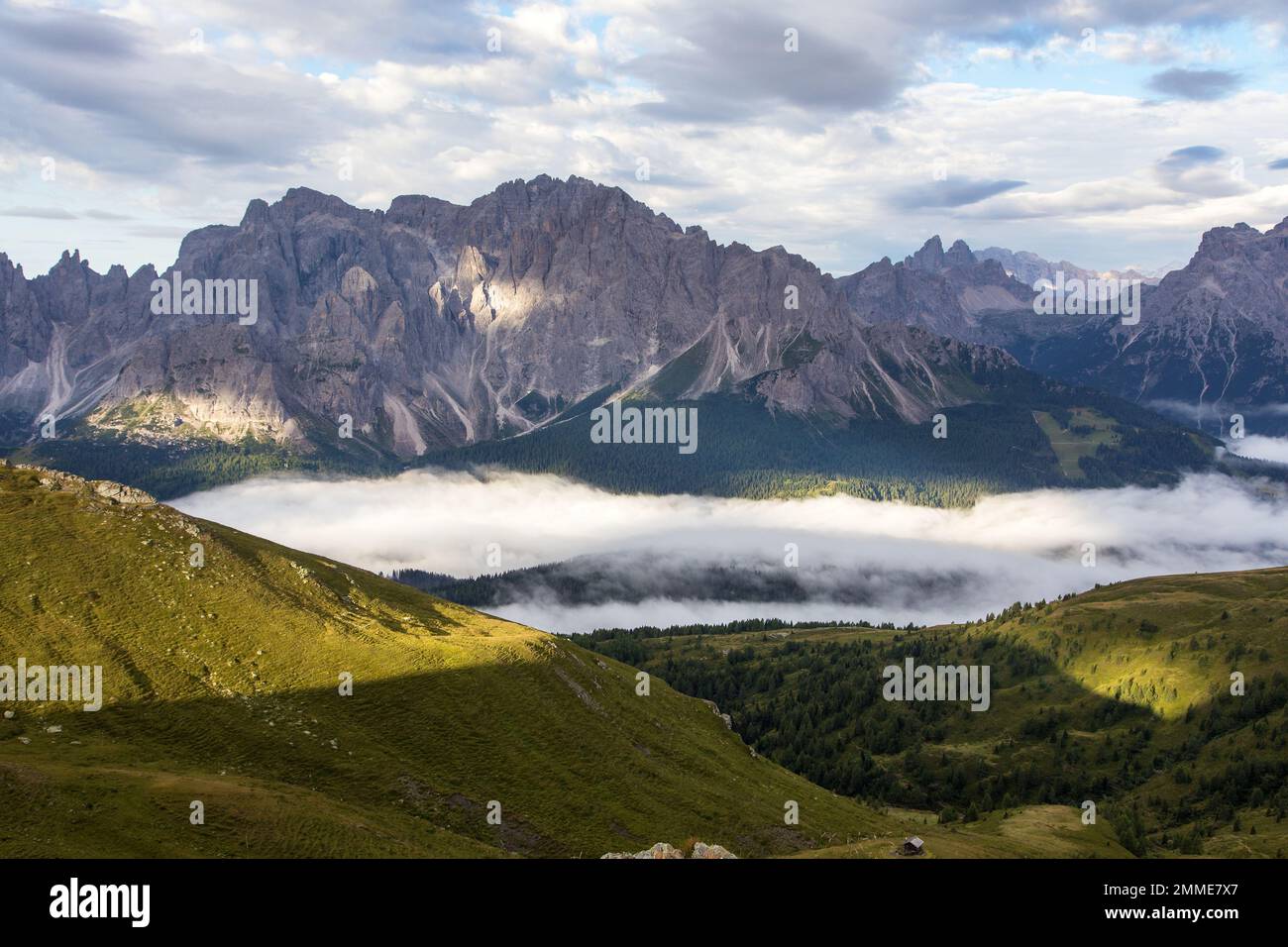 Panoramablick auf die Sexten dolomiten oder Dolomiti di Sesto von den Karnetischen Alpen, Tre cime di Lavaredo oder drei zinnen, Italien Stockfoto