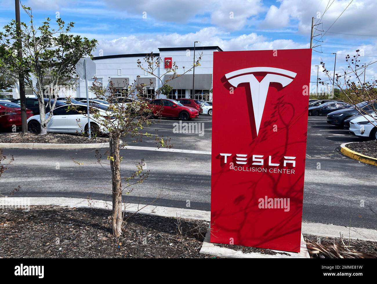 Orlando, Usa. 29. Januar 2023. Ein Tesla Kollisionszentrum wird in Orlando gesehen. Die Aktien von Tesla stiegen diese Woche um 33 %, was die beste wöchentliche Leistung seit Mai 2013 darstellt, und nach einem Rückgang von 40 % im Vergleich zu den vorangegangenen sechs Monaten. Laut CEO Elon Musk wird Tesla im Jahr 2023 potenziell 2 Millionen Fahrzeuge produzieren. Kredit: SOPA Images Limited/Alamy Live News Stockfoto