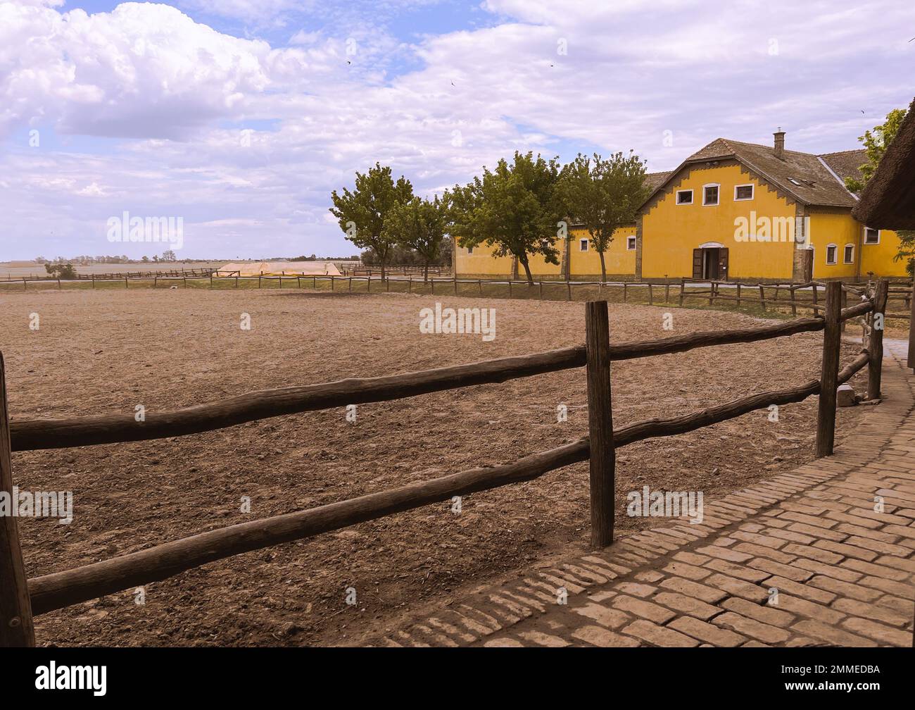 Die Magyar Cowboy Ranch befindet sich in Dunapataj, Bács-Kiskun-Kiskun, Ungarn, 60 Meilen von Budapest entfernt. Pferdeshows, Demonstrationen, Wagenfahrten und Scheunen. Stockfoto
