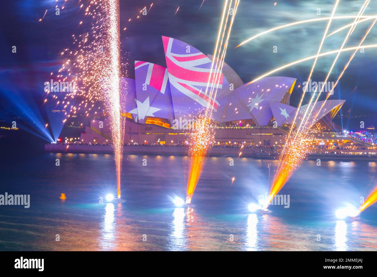 Das Feuerwerk endet am 2023. Australientag im Opernhaus von Sydney. Die jährliche Veranstaltung ist bei einheimischen Australiern, die sie als „Invasion Day“ bezeichnen, unbeliebt. Stockfoto