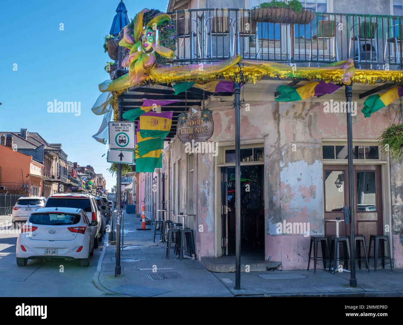 NEW ORLEANS, LA, USA - 28. JANUAR 2023: Eintritt zur Good Friends Bar, einer Schwulenbar in der Dauphine Street im French Quarter Stockfoto