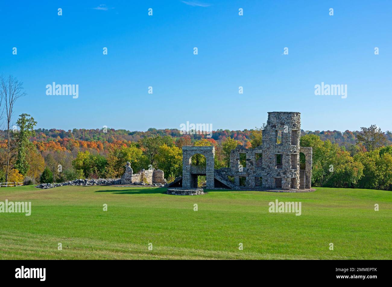 An einem sonnigen Herbsttag in Maribel, Wisconsin, stehen Ruinen aus Steinmauern des historischen Maribel Caves Hotel Stockfoto