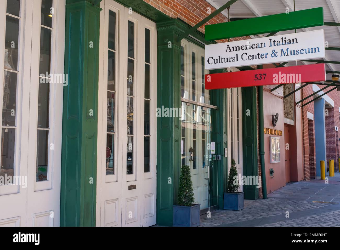 NEW ORLEANS, LA, USA - 28. JANUAR 2023: Eintritt zum American Italian Cultural Center and Museum in der South Peters Street Stockfoto