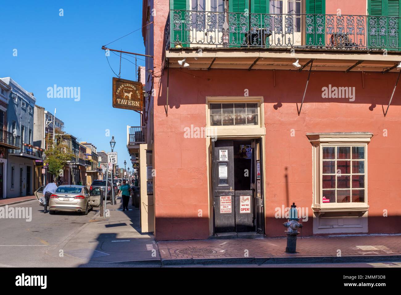 NEW ORLEANS, LA, USA - 28. JANUAR 2023: Eintritt zur dreibeinigen Dog Tavern in der Burgundy Street 400 im French Quarter Stockfoto