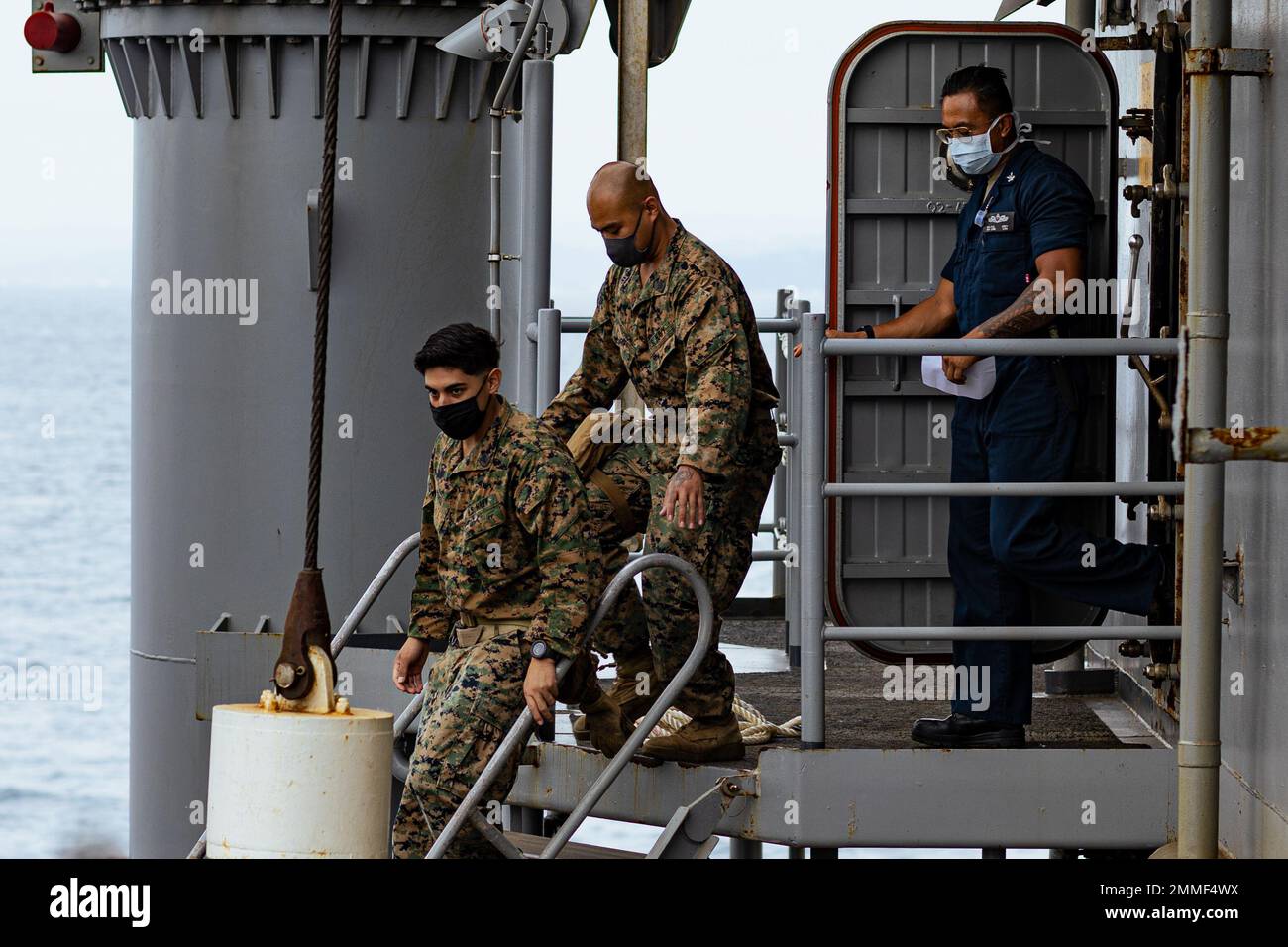 U.S. Navy Sailor and Marines mit der Marine Expeditionary Unit (MEU) 31. reagieren auf eine Evakuierungsübung bei Massenverletzten an Bord des Amphibiendocks USS Rushmore (LSD 47) in Suruga-wan Shizuoka, Japan, September 17. Die Übung wurde in Verbindung mit Transport Exercise (TRANSPORTEX) durchgeführt, einer Übung zur humanitären Hilfe und Katastrophenhilfe, die die Interoperabilität zwischen dem Amphibiengeschwader (PHIBRON) 11, dem 31. MEU und der japanischen maritimen Selbstverteidigungseinheit weiter verbessert und eine kombinierte Krisenreaktionskraft im Falle einer Krise oder Naturkatastrophe ermöglicht. . Der MEU von 31. ist im Einsatz bei aboa Stockfoto