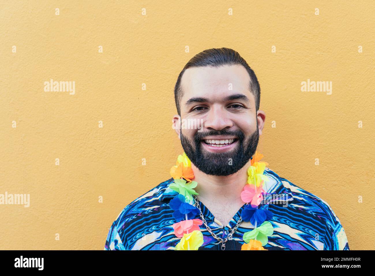 Porträt eines Latino-Mannes auf dem Straßenkarneval Stockfoto