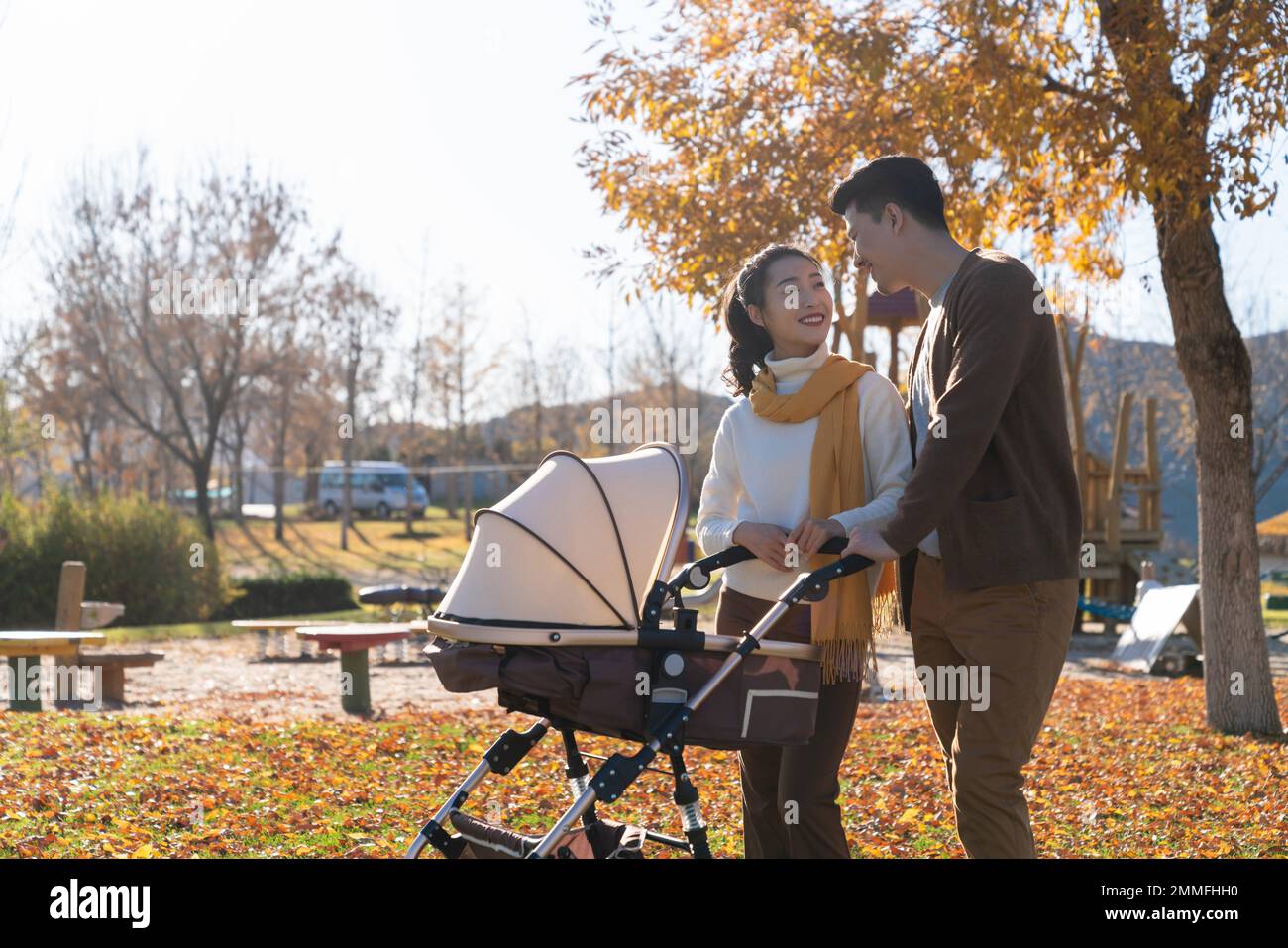 Ein junges Paar läuft mit einem Kinderwagen Stockfoto