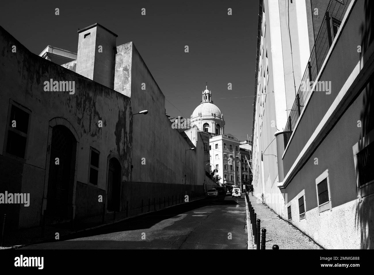 Eine der Straßen des Alfama-Viertels, die Kirche Santa Engracia, das alte Zentrum von Lissabon. Schwarzweiß-Foto. Stockfoto