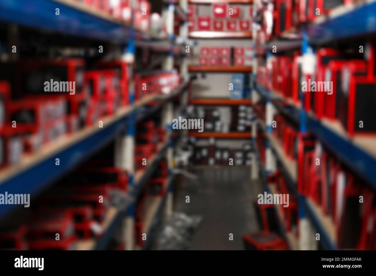 Verschwommener Blick auf die Inneneinrichtung des modernen Großhandels Stockfoto