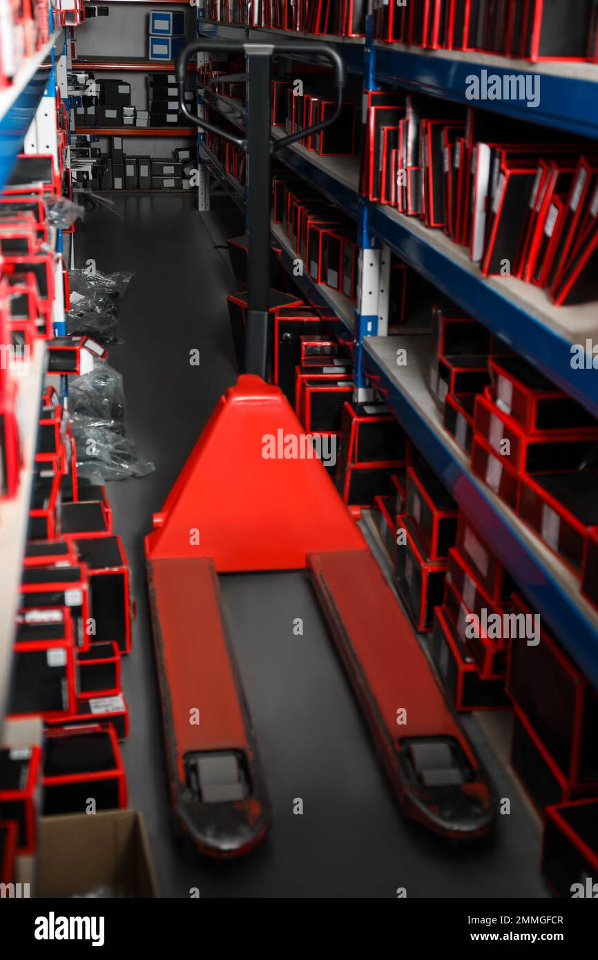 Moderne Innenausstattung des Großhandels mit Palettenhubwagen Stockfoto
