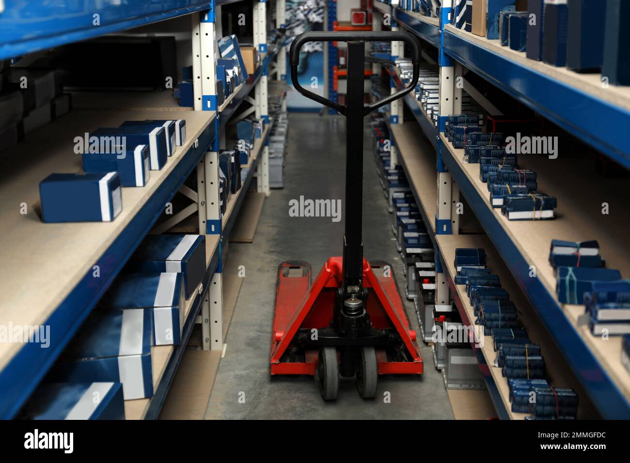 Moderne Innenausstattung des Großhandels mit Palettenhubwagen Stockfoto
