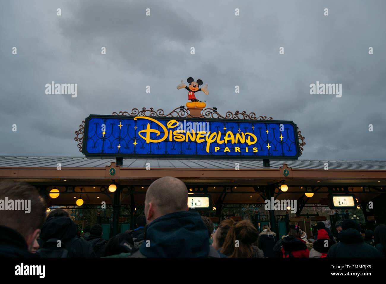 Disneyland Park Paris Schild im Januar mit Wolken am Himmel Stockfoto