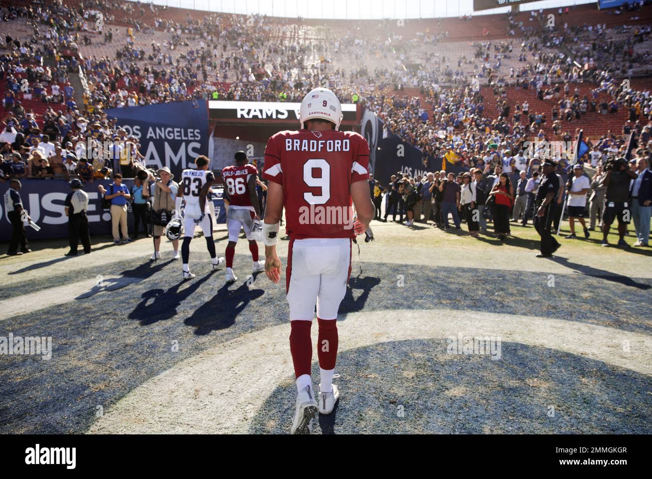 Arizona Cardinals quarterback Sam Bradford leaves the field after an NFL football game against the Los Angeles Rams Sunday, Sept. 16, 2018, in Los Angeles. (AP Photo/Jae C. Hong) Stockfoto