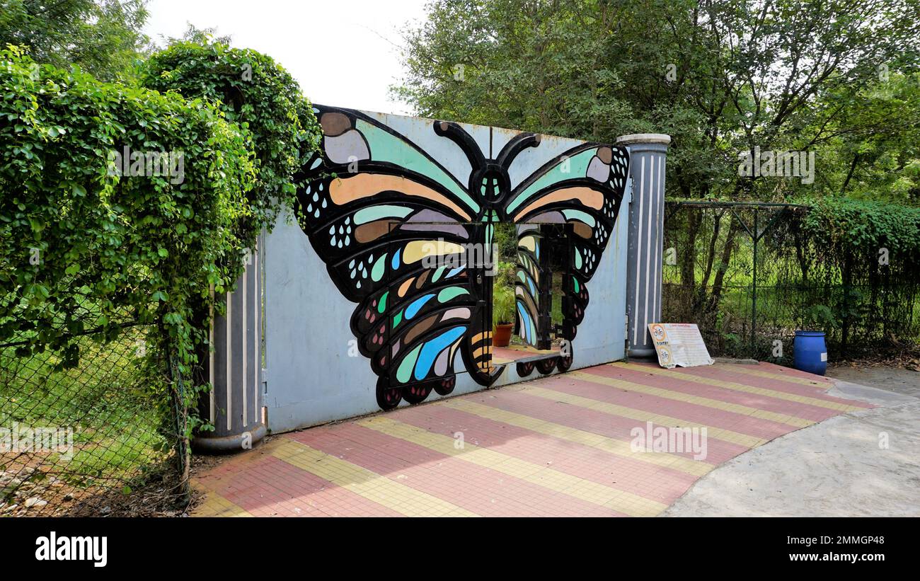 Vandalur, Tamilnadu, Indien-Oktober 04 2022: Eintritt zum wunderschönen Schmetterlingspark des Zoologischen Parks Arignar Anna, AAZP. Perfekter Picknickplatz für Kinder Stockfoto