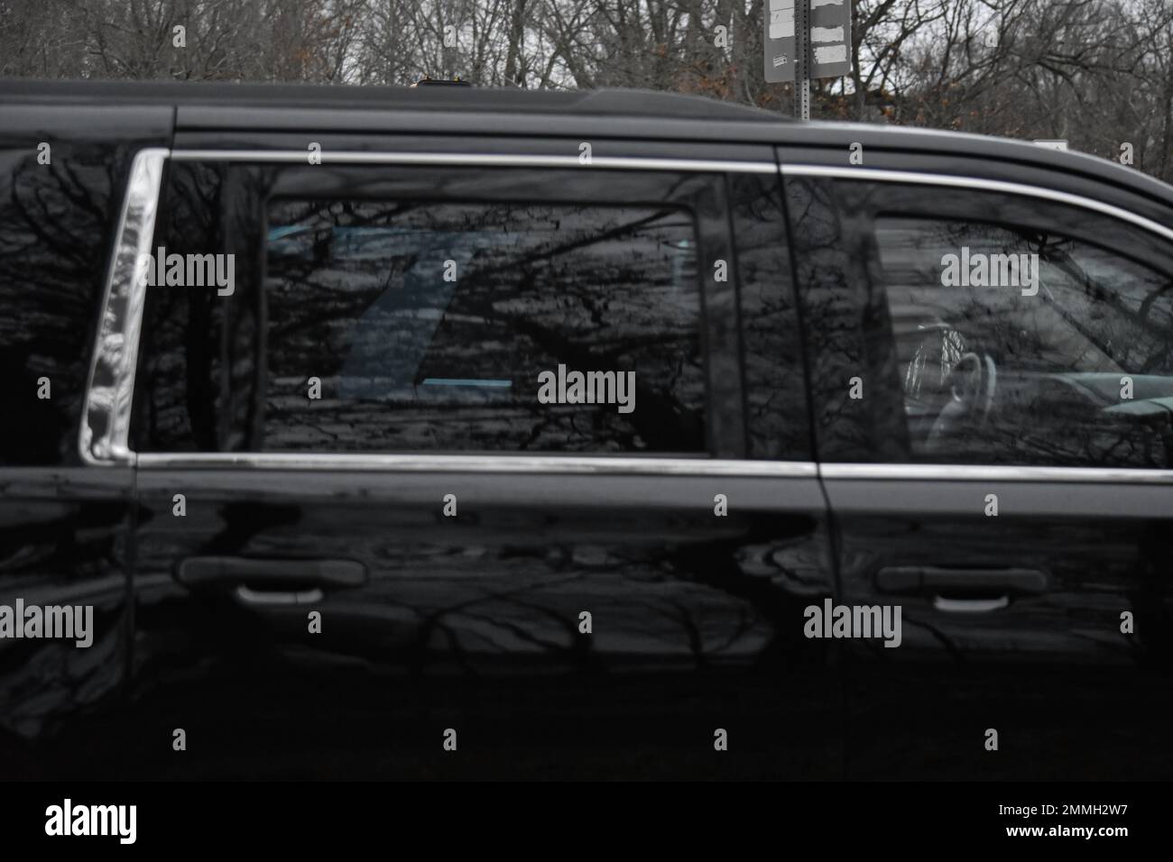 Wilmington, Usa. 29. Januar 2023. First Lady of the United States Jill Biden verlässt die Residenz in Wilmington auf dem Weg zum NFC Championship Game mit den Philadelphia Eagles und San Francisco 49ers am Lincoln Financial Field in Philadelphia. Inmitten getönter Fenster ist die First Lady der Vereinigten Staaten Jill Biden in der Autokolonne zu sehen. (Foto: Kyle Mazza/SOPA Images/Sipa USA) Guthaben: SIPA USA/Alamy Live News Stockfoto