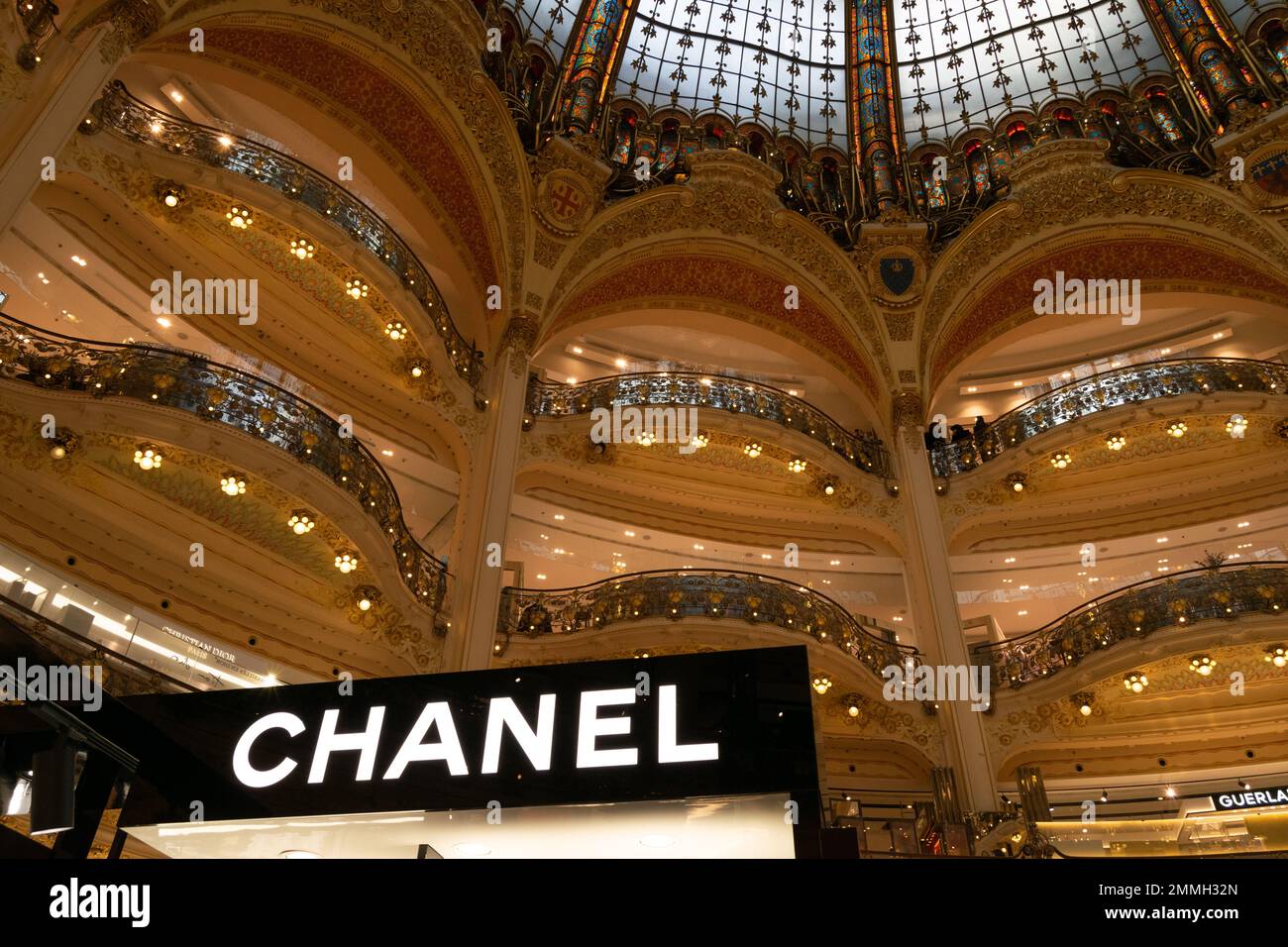 Die Galeries Lafayette ist eine gehobene französische Kaufhauskette, die größte in Europa. Das Flaggschiff befindet sich auf dem Boulevard Haussmann in Paris. Stockfoto