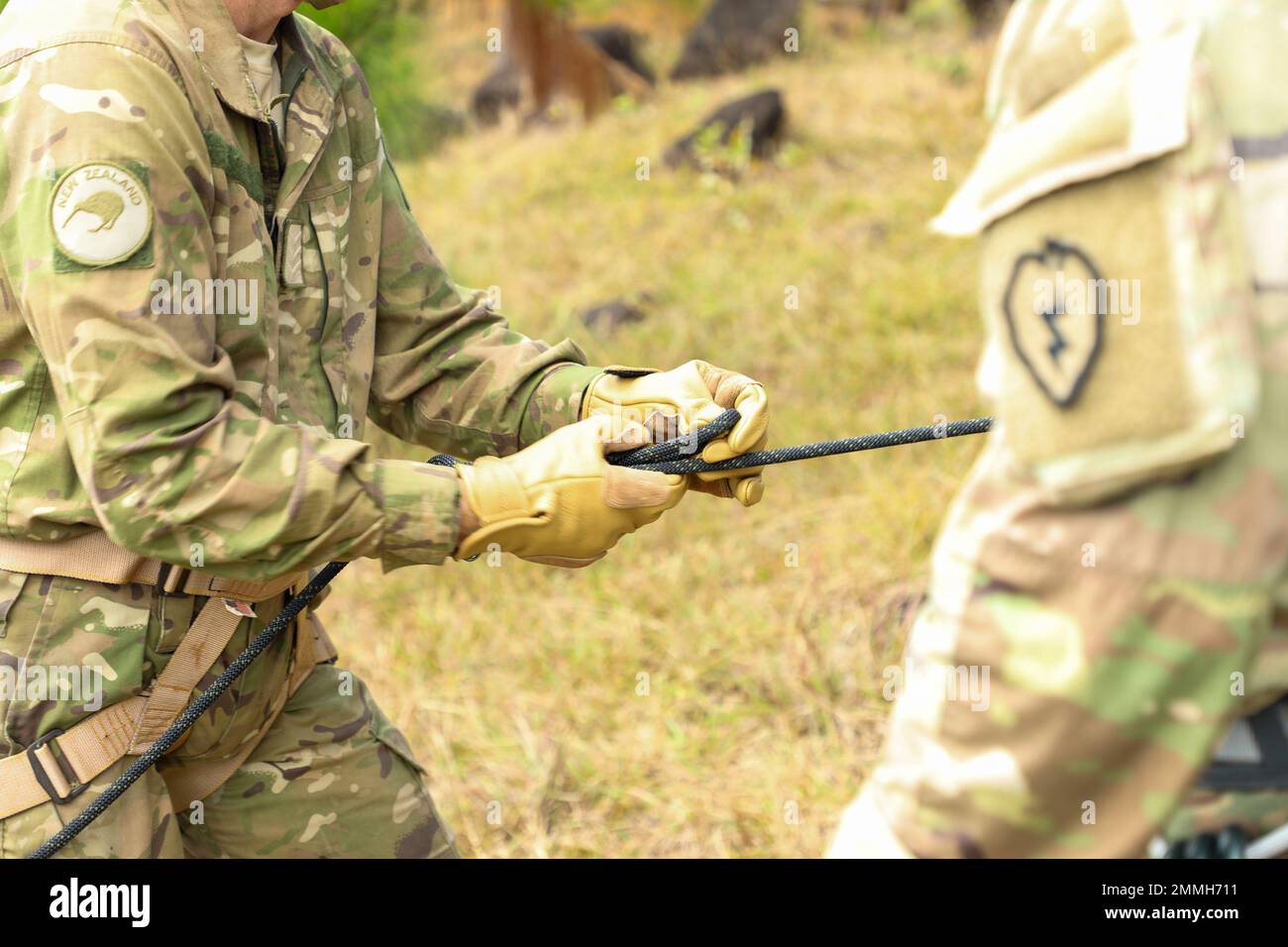Personal Sgt. Daudi Ola, rechts, ein Abseilen-Meister, der der B-Kompanie zugewiesen wurde, 2. Bataillon, 27. Infanterie-Regiment, 3. Infanterie-Brigade-Kampfteam, 25. Infanterie-Division überwacht einen neuseeländischen Soldaten, der während des Abseilen-Trainings im Rahmen der Übung Cartwheel im Nausori Highlands Training Area, Fidschi, 18. September 2022, einstellt. Übung Cartwheel ist eine multilaterale militärisch-militärische Trainingsübung mit den Streitkräften der USA, der Republik Fidschi, Australiens, Neuseelands und Großbritanniens, die die Bereitschaft für Expeditionskräfte und die Interoperabilität durch die Erhöhung der Kapazität zur Bewältigung einer Krise und einer Kontingenz stärkt Stockfoto