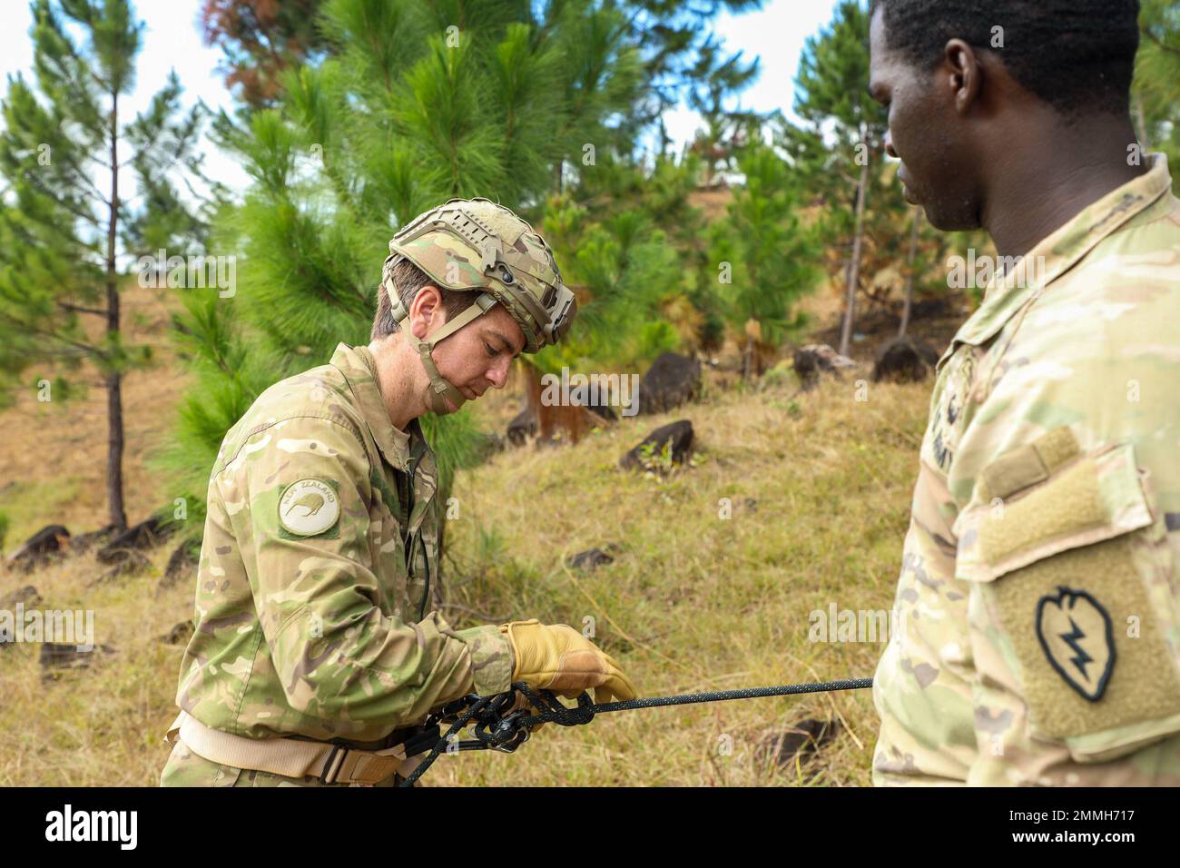 Personal Sgt. Daudi Ola, rechts, ein Abseilen-Meister, der der B-Kompanie zugewiesen wurde, 2. Bataillon, 27. Infanterie-Regiment, 3. Infanterie-Brigade-Kampfteam, 25. Infanterie-Division überwacht einen neuseeländischen Soldaten, der während des Abseilen-Trainings im Rahmen der Übung Cartwheel im Nausori Highlands Training Area, Fidschi, 18. September 2022, einstellt. Übung Cartwheel ist eine multilaterale militärisch-militärische Trainingsübung mit den Streitkräften der USA, der Republik Fidschi, Australiens, Neuseelands und Großbritanniens, die die Bereitschaft für Expeditionskräfte und die Interoperabilität durch die Erhöhung der Kapazität zur Bewältigung einer Krise und einer Kontingenz stärkt Stockfoto