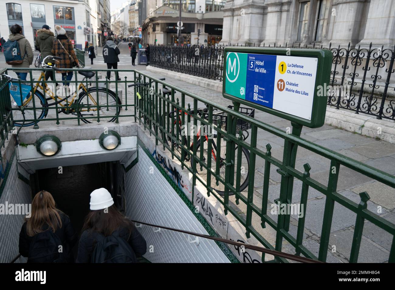 Hotel de Ville, Metro-Linien Paris, gelbe und braune Linie. Wegbeschreibungen La Defense und chatelet Metro. Paris besuchen, mit der Metro in Frankreich. Stockfoto