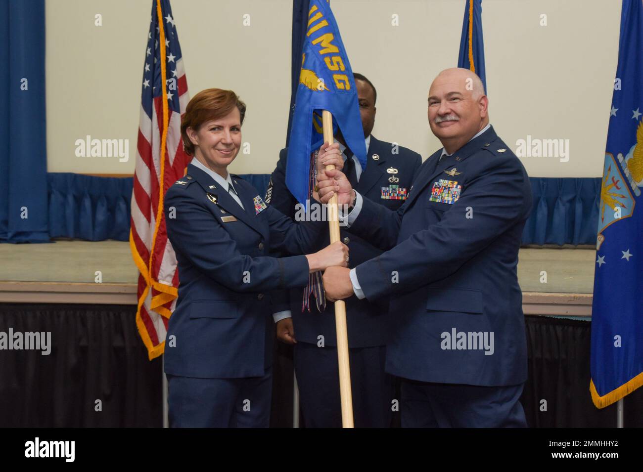 US Air National Guard Col. Christine Munch, Kommandantin der Mission Support Group von 111., akzeptiert die 270. Engineering Installation Squadron Farben von US ANG LT. Col. Brian C. Carr, Die in einer Zeremonie, die hier am 18. September 2022 stattfand, das Kommando über das Eis von 270., eine untergeordnete Einheit der Mission Support Group von 111. und den Angriffsflügel von 111., an Oberstleutn Carolyn R. Bartley abgab. Carr, der seit mehr als 30 Jahren tätig ist, hat die letzten 14 Jahre seiner Karriere hier bei den 111. ATKW verbracht. Stockfoto