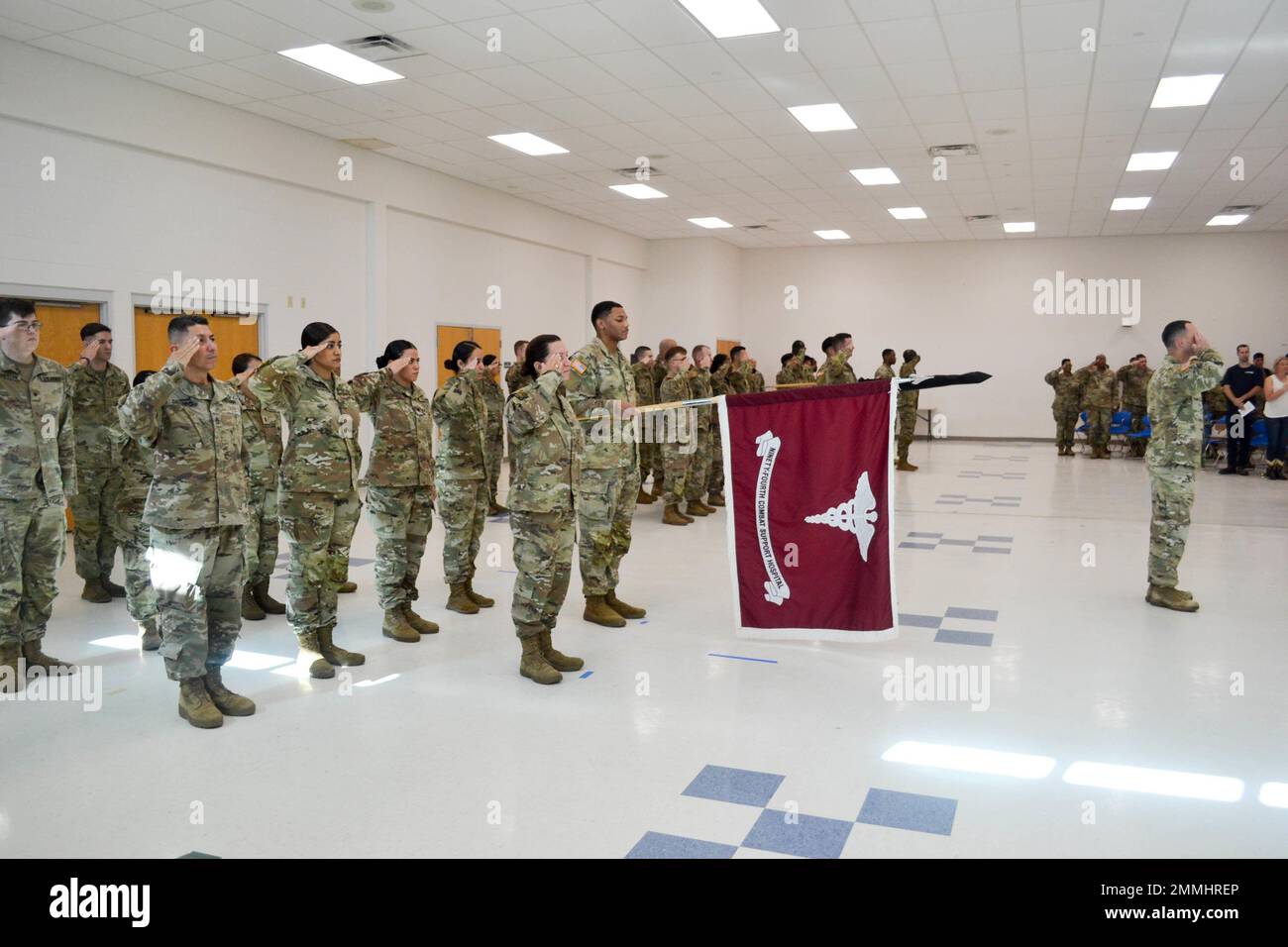 Soldaten salutieren während der Nationalhymne, während der 94. Gefechtsstützung Krankenhaus Zeremonie zur Befehlsänderung am 18. September 2022 in Seagoville, Tx. Stockfoto