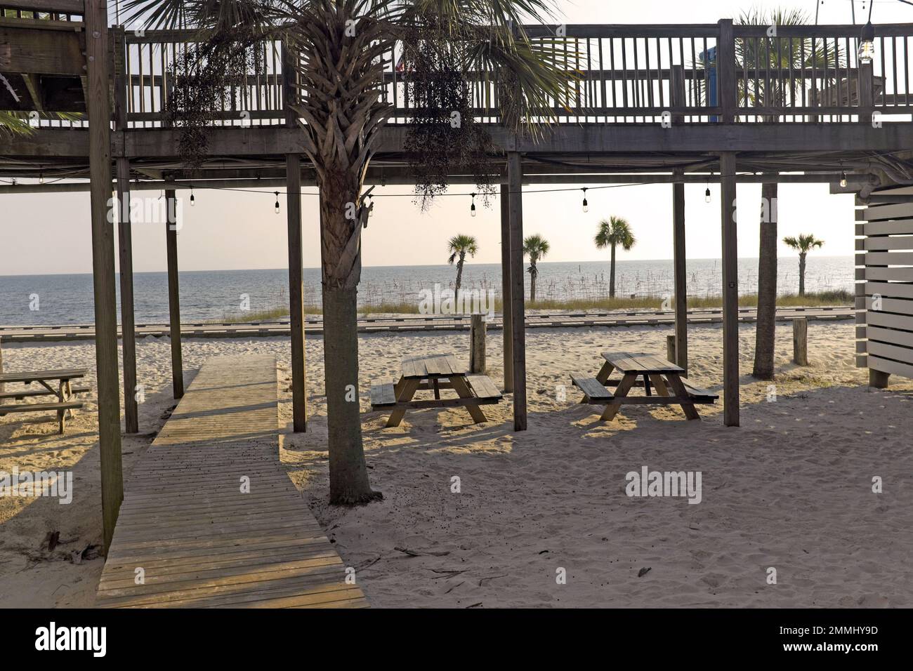 Biloxi Mississippi am Strand mit Palmen und leeren Picknicktischen am 9. Dezember 2022. Stockfoto