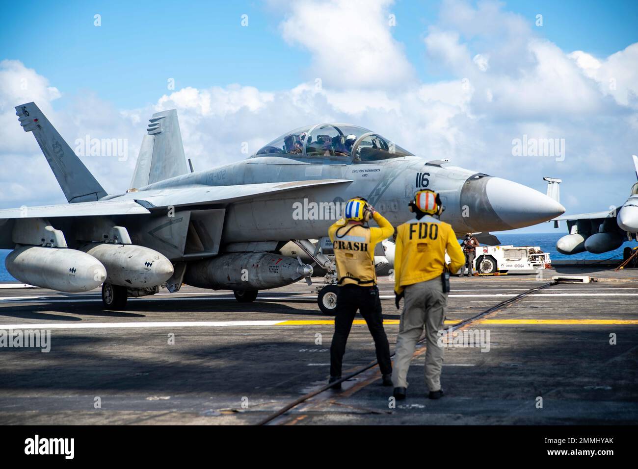 220919-N-WU964-2025 PAZIFISCHER OZEAN (SEPT 19, 2022) Matrosen lenken eine F/A-18F Super Hornet, befestigt an den Diamondbacks von Strike Fighter Squadron (VFA) 102, auf dem Flugdeck des einzigen vorwärts eingesetzten Flugzeugträgers der US Navy, USS Ronald Reagan (CVN 76), im Pazifik, Sept. 19. Die Diamondbacks führen Carrier-basierte Luftangriffe und Streikkräfte-Escort-Missionen durch, sowie Schiffe, Kampfgruppen und Geheimdiensteintreiberungsoperationen. Ronald Reagan, das Flaggschiff der Carrier Strike Group 5, stellt eine kampfbereite Truppe zur Verfügung, die die Vereinigten Staaten schützt und verteidigt und allia unterstützt Stockfoto 220919-N-WU964-2025 PAZIFISCHER OZEAN (SEPT 19, 2022) Matrosen lenken eine F/A-18F Super Hornet, befestigt an den Diamondbacks von Strike Fighter Squadron (VFA) 102, auf dem Flugdeck des einzigen vorwärts eingesetzten Flugzeugträgers der US Navy, USS Ronald Reagan (CVN 76), im Pazifik, Sept. 19. Die Diamondbacks führen Carrier-basierte Luftangriffe und Streikkräfte-Escort-Missionen durch, sowie Schiffe, Kampfgruppen und Geheimdiensteintreiberungsoperationen. Ronald Reagan, das Flaggschiff der Carrier Strike Group 5, stellt eine kampfbereite Truppe zur Verfügung, die die Vereinigten Staaten schützt und verteidigt und allia unterstützt Stockfoto