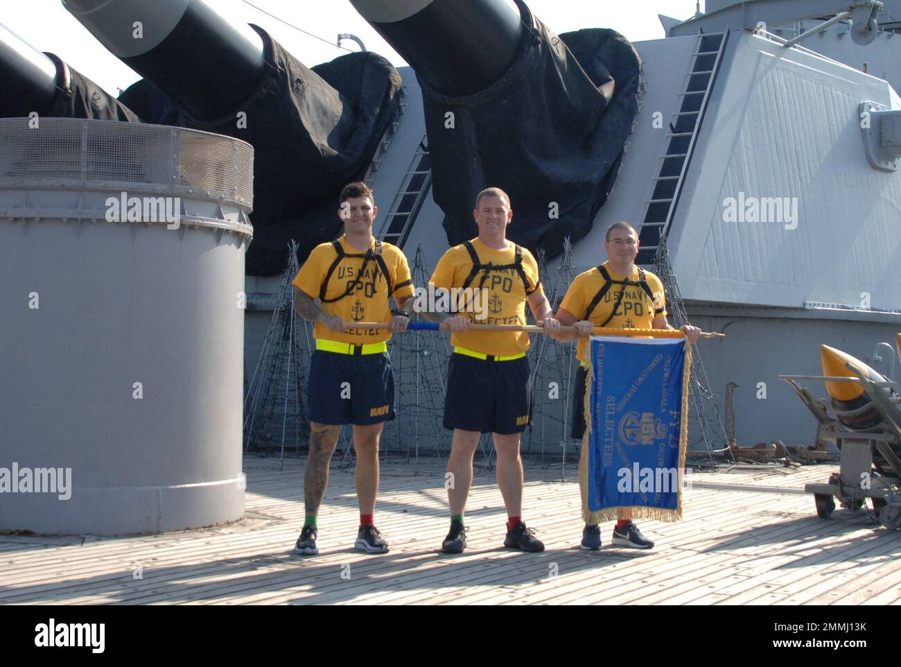Chief Petty Officer Selectees von USS Hue City (CG 66) und USS Tortuga (LSD 46) posieren für ein Gruppenfoto an Bord des stillgelegten Schlachtschiff der Iowa-Klasse USS Wisconsin (BB 64) während der 21. Jährlichen Veranstaltung der Chief Petty Officer Heritage Days im Hampton Roads Naval Museum. An Bord des Schlachtschiffs und des Marinemuseums in Norfolk, Virginia, fanden Trainingsplätze statt. Die Veranstaltung ist die größte und am längsten laufende Veranstaltung für ausgewählte Chief-Teilnehmer in Virginia Stockfoto
