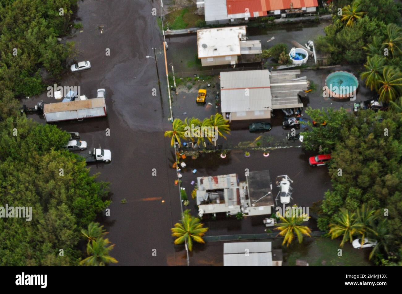 Eine Luftbesatzung von der Küstenwache-Luftstation Borinquen führt nach dem Unwehen des Unwehen Fiona einen Überflug über Puerto Rico durch. Die Küstenwache nutzt solche Flüge, um die sicheren Hafenbedingungen und die Umweltverschmutzung zu beurteilen, die nach dem Sturm zurückgeblieben sind. (USA Foto der Küstenwache) Stockfoto