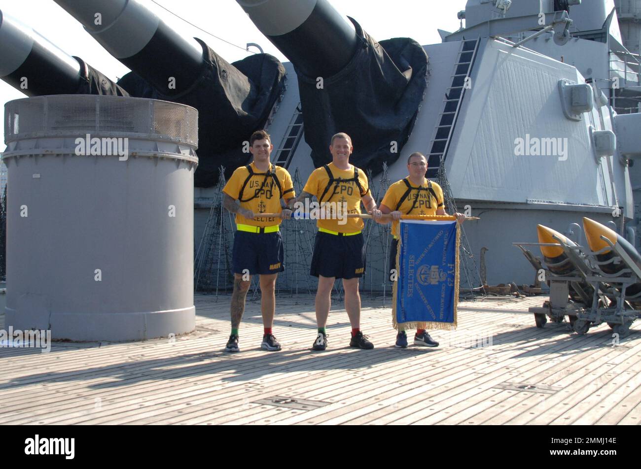 Chief Petty Officer Selectees von USS Hue City (CG 66) und USS Tortuga (LSD 46) posieren für ein Gruppenfoto an Bord des stillgelegten Schlachtschiff der Iowa-Klasse USS Wisconsin (BB 64) während der 21. Jährlichen Veranstaltung der Chief Petty Officer Heritage Days im Hampton Roads Naval Museum. An Bord des Schlachtschiffs und des Marinemuseums in Norfolk, Virginia, fanden Trainingsplätze statt. Die Veranstaltung ist die größte und am längsten laufende Veranstaltung für ausgewählte Chief-Teilnehmer in Virginia Stockfoto