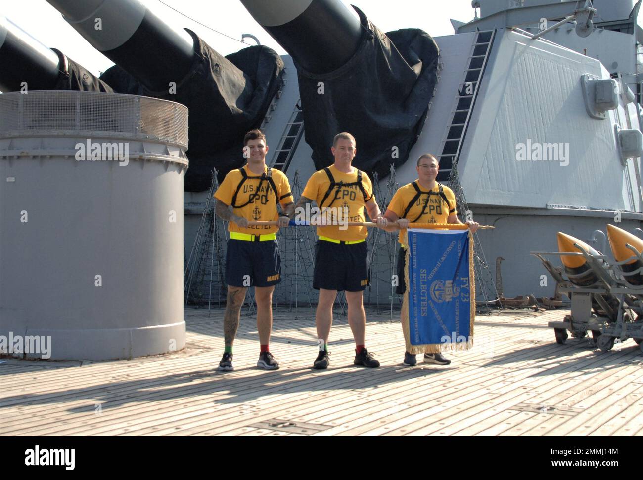 Chief Petty Officer Selectees von USS Tortuga (LSD 46) und USS Hue City (CG 66) posieren für ein Gruppenfoto an Bord des stillgelegten Schlachtschiff der Iowa-Klasse USS Wisconsin (BB 64) während der 21. Jährlichen Veranstaltung der Chief Petty Officer Heritage Days im Hampton Roads Naval Museum. An Bord des Schlachtschiffs und des Marinemuseums in Norfolk, Virginia, fanden Trainingsplätze statt. Die Veranstaltung ist die größte und am längsten laufende Veranstaltung für ausgewählte Chief-Teilnehmer in Virginia Stockfoto