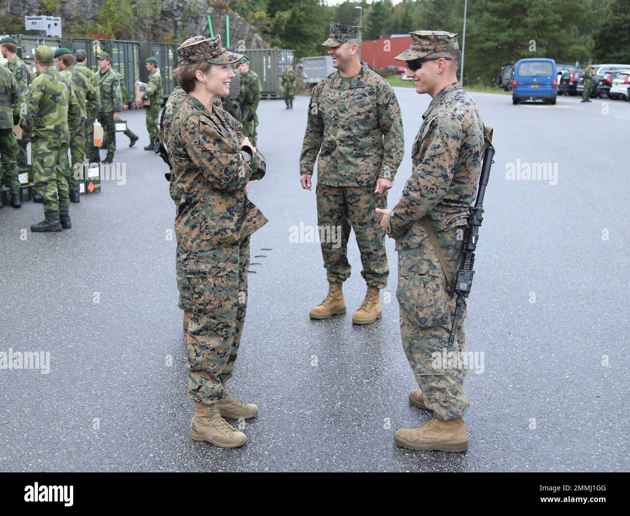 U.S. Marine Corps LT. Col. Emmaline Hill, Kommandant, Combat Logistics Bataillon 6, 2D Marine Logistics Group, führt die endgültige Koordination mit 1. LT. Terence Rohmeyer, Littoral Tactical Logistics Section Leader, CLB-6, durch, bevor er die taktische Übungsphase von Archipelago Endeavour 22 (AE22) auf dem Marinestützpunkt Berga, Schweden, 19. Sept. 2022. AE22 ist ein integriertes Training, das die operative Leistungsfähigkeit erhöht und die strategische Zusammenarbeit zwischen den US-Marineinfanteristen und den schwedischen Streitkräften verbessert. Stockfoto