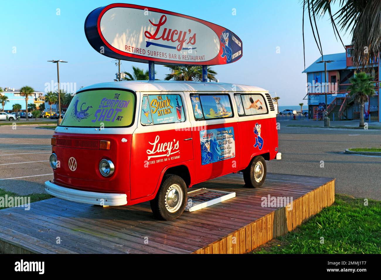 Lucy's ausgeschildertes Surfer's Bar and Restaurant Schild auf einem alten VW-Van, der am Beach Blvd vor dem Restaurant in Biloxi, Mississippi, geparkt ist. Stockfoto