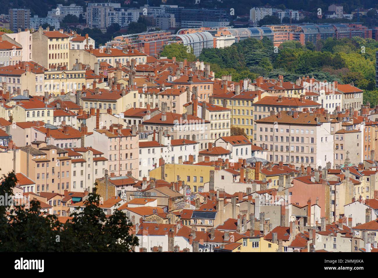 Das verworrene Netz älterer Gebäude und Schornsteine weicht allmählich den moderneren Strukturen auf dem Hügel in Lyon, Frankreich Stockfoto