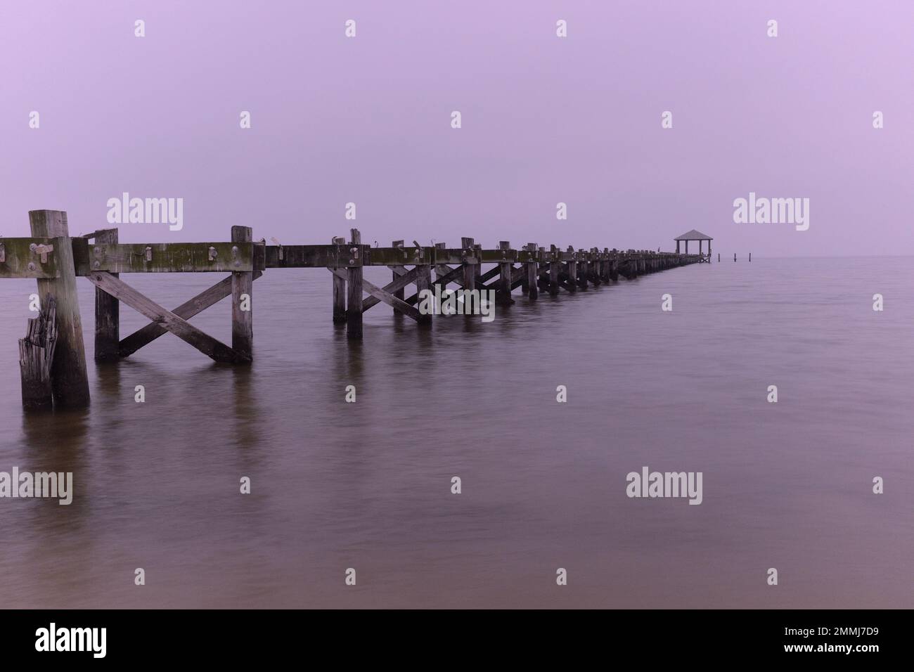 In Biloxi, Mississippi, erstreckt sich ein ausgebauter Pier über den Golf von Mexiko. Stockfoto