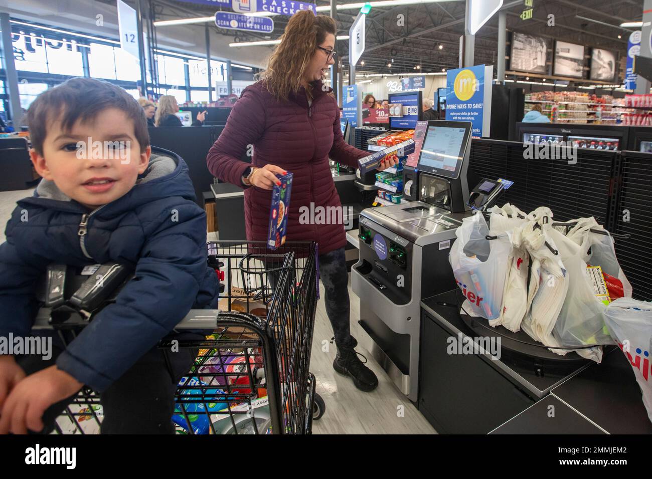 Macomb Twp., Michigan: Ein Einkäufer nutzt eine Selbstbedienungsstation in einem Meijer-Supermarkt, der im Vorort Detroit neu eröffnet wurde. Der Laden ist nur für Lebensmittel Stockfoto