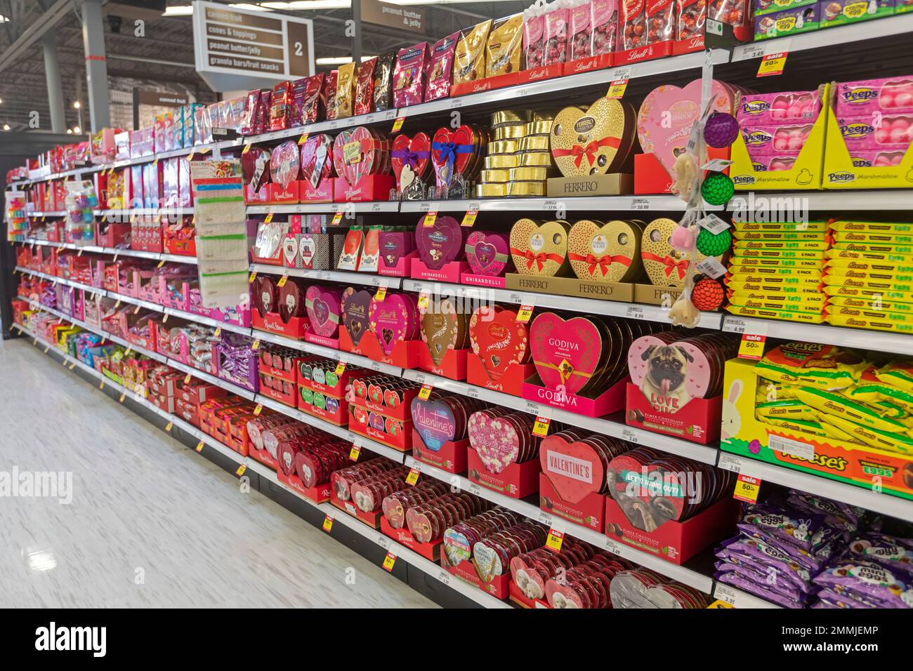 Macomb Twp., Michigan – ein Gang, der sich in einem Meijer-Supermarkt, der im Vorort Detroit neu eröffnet wurde, der Süßigkeiten zum Valentinstag widmet. Der Laden ist nur für Lebensmittel Stockfoto