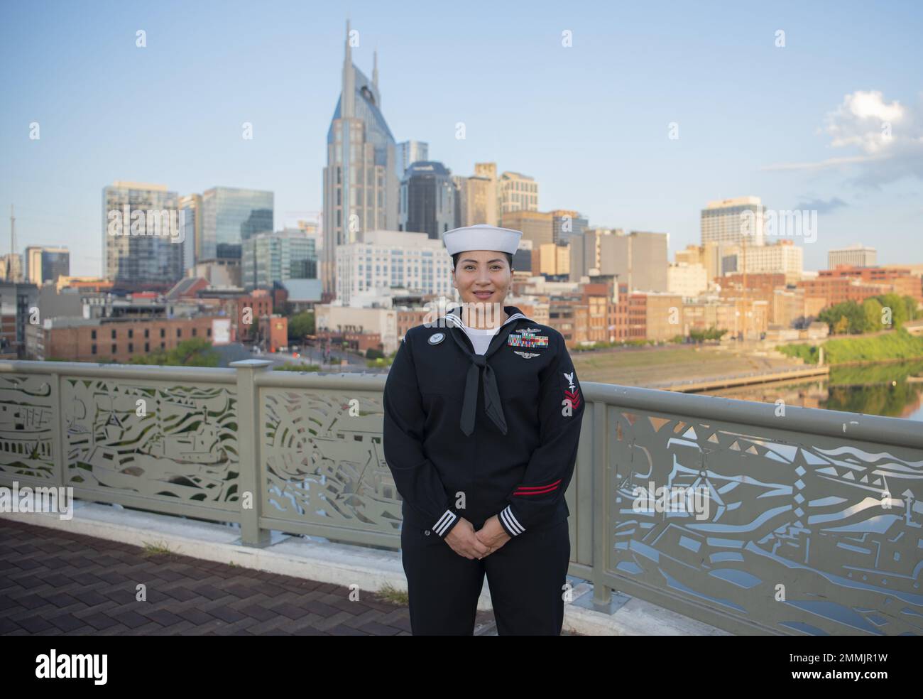 Hospital Corpsman 1. Class Sandra E. Guzman, gebürtig aus Tenamaxtlan, Jalisco, Mexiko, posiert für ein Foto in Nashville, Tennessee. HM1 Guzman wurde 2022 als LATINA Style Distinguished Military Service Award der Navy für das angemeldeten Personal ausgewählt. NTAG Nashville umfasst 46 Rekrutierungsstationen der Marine in den Bundesstaaten Tennessee, Kentucky, Virginia, Alabama, Mississippi, Arkansas und Georgia auf einer Fläche von 138.000 Quadratkilometern. Stockfoto