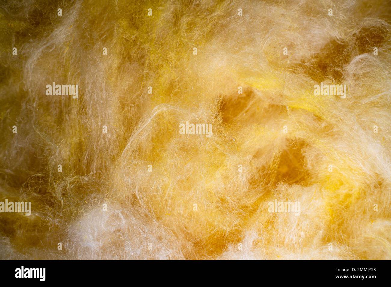 Nahaufnahme aus Glaswolle. Zur Textur des fibrösen mineralischen Wärmedämmstoffes Stockfoto