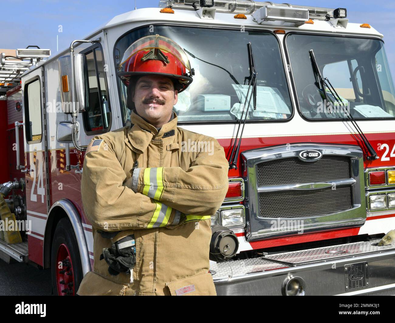 US Air Force Staff Sgt. Jeremy Garcia, leitender Feuerwehrmann der 18. Civil Engineer Squadron aus Hialeah, Florida, wurde als Supervisor des Monats 18. des Wings auf der Kadena Air Base, Japan, ausgewählt. Das Programm „Supervisor of the Month“ ist eine Gelegenheit für herausragende, nicht beauftragte Führungskräfte, von der KAB-Führung anerkannt zu werden und diese Führungskräfte ihren Kollegen vorzustellen. Stockfoto