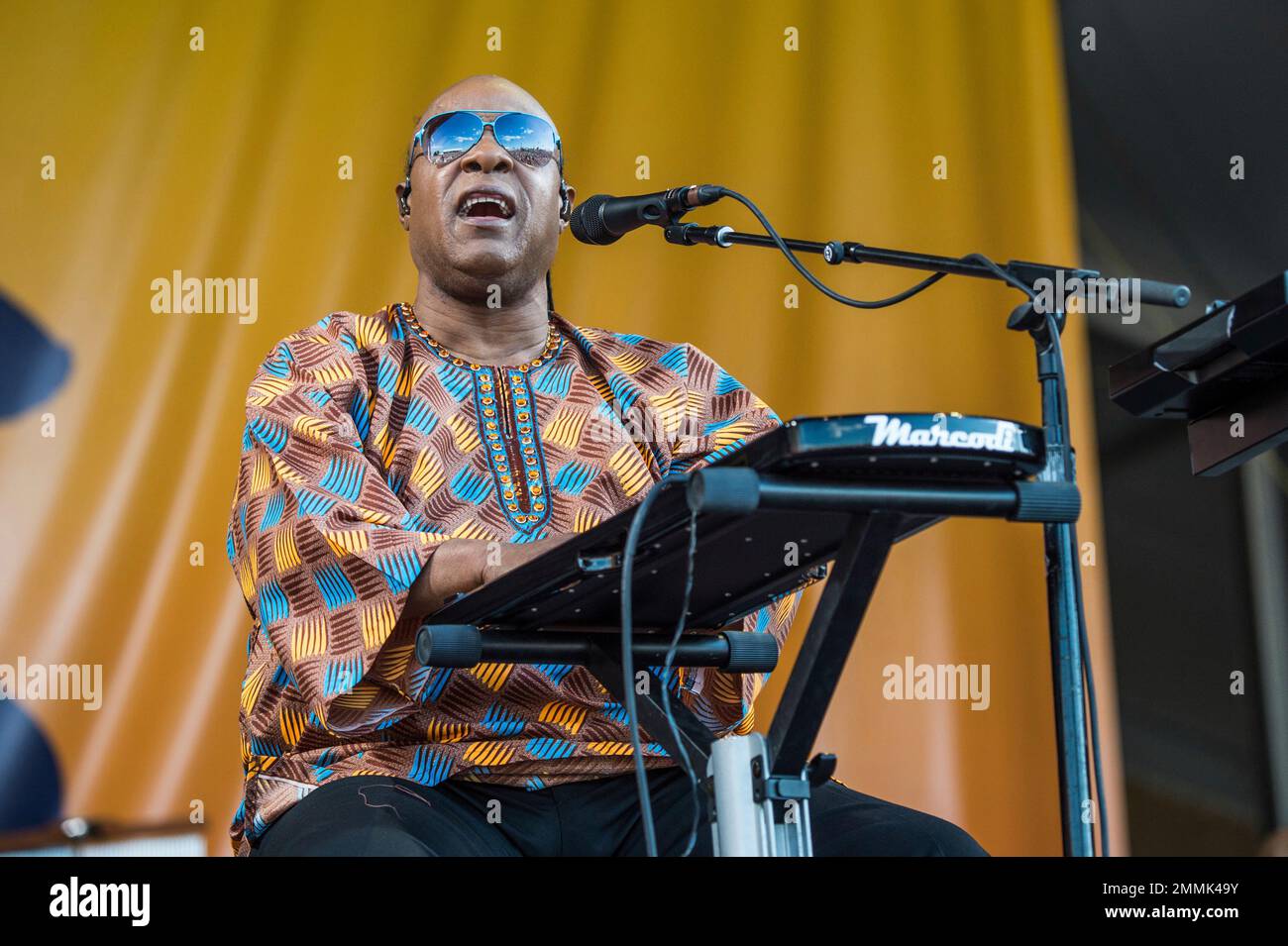 FILE - In this May 6, 2017, file photo, Stevie Wonder performs at the New Orleans Jazz and Heritage Festival in New Orleans. Matt Damon, Tracee Ellis Ross, Jon Hamm and Winona Ryder were among the stars participating in the Friday, Sept. 7, 2018, Stand Up To Cancer telecast. Musical performers included Stevie Wonder, Little Big Town and Charlie Wilson, a cancer survivor. (Photo by Amy Harris/Invision/AP, File) Stockfoto