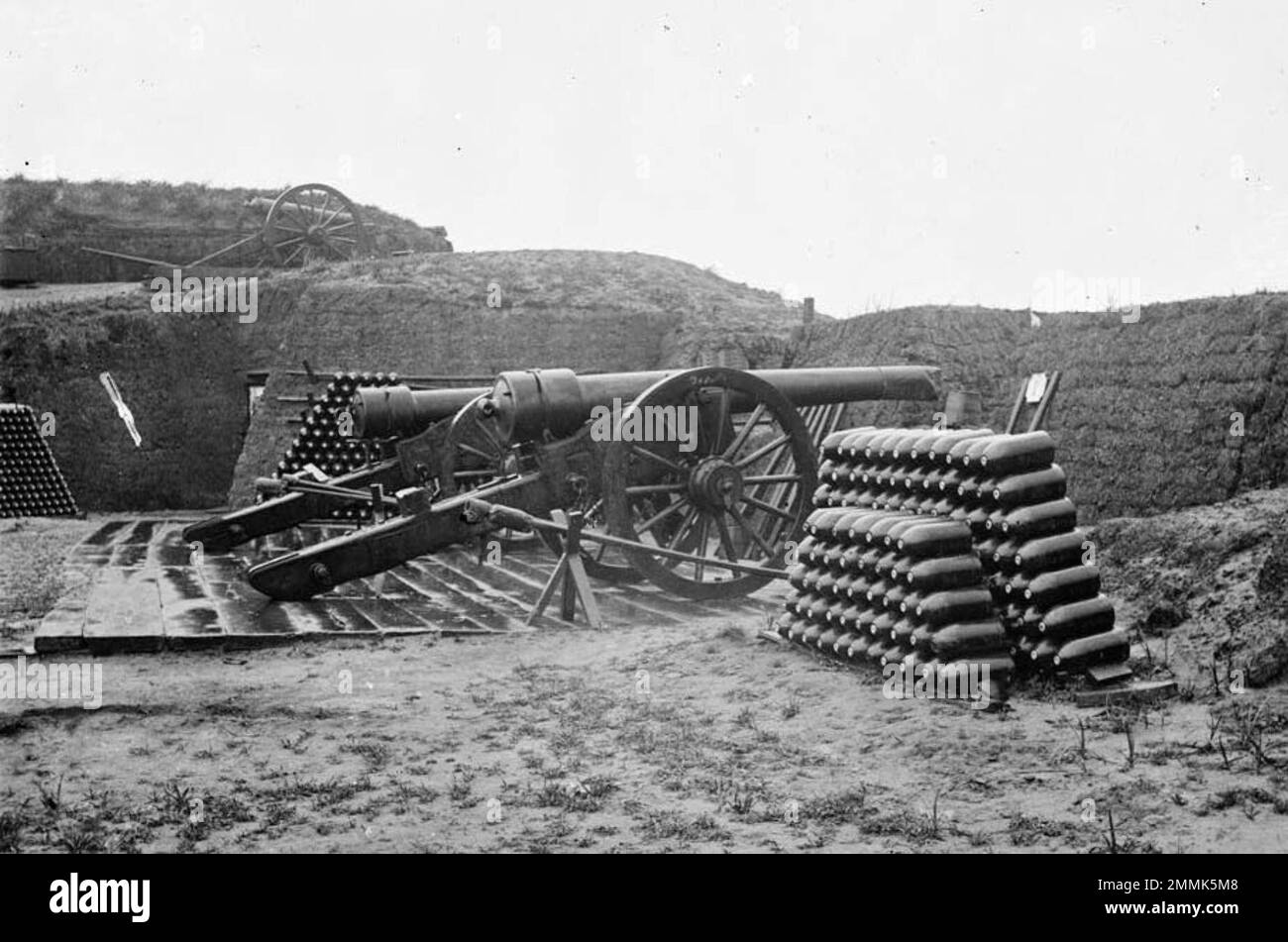 Die Belagerung von Fort Pulaski (oder die Belagerung und Verkleinerung von Fort Pulaski) endete mit der Schlacht von Fort Pulaski, die vom 10. Bis 11. April 1862 während des Amerikanischen Bürgerkriegs geführt wurde. Truppen der Union auf Tybee Island und Marineeinsätze führten eine 112-tägige Belagerung durch und nahmen dann das von den Konföderierten gehaltene Fort Pulaski nach einer 30-stündigen Bombardierung gefangen. Dieses Foto zeigt eine Unionistenbatterie von zwei 30-Pfündern-Papageiengewehren und Munition. Fünf Papageien sammelten Feuer von Schlagmuscheln auf dem Fort. Diese Schlacht sah die Innovation von gezogenen Artilleriebädern, ein Anspielungsgut, das die Artillerie der Konföderierten veraltet machte. Stockfoto